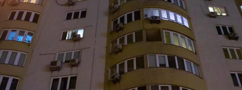Трагедия в Киеве: молодой мужчина выпал с балкона 21-го этажа