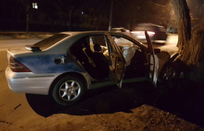 Смертельное ДТП в Одессе: Mercedes снес пешехода и врезался в дерево