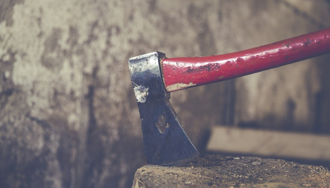 Не поделилась пенсией: под Луганском муж зарубил жену топором