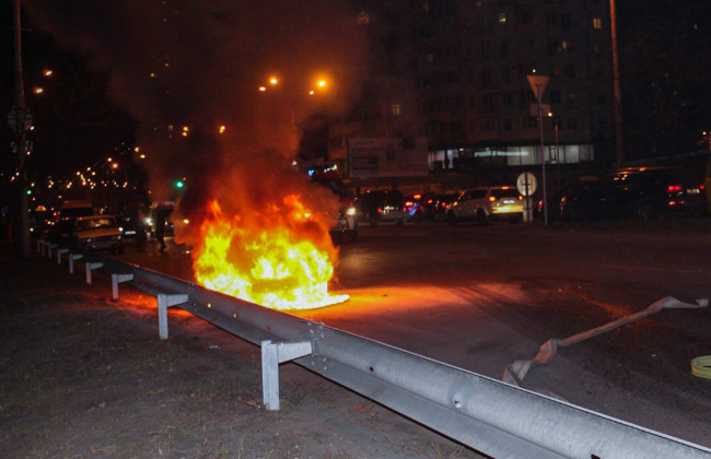 Страшное ЧП в Киеве: автомобиль вспыхнул на ходу посреди дороги