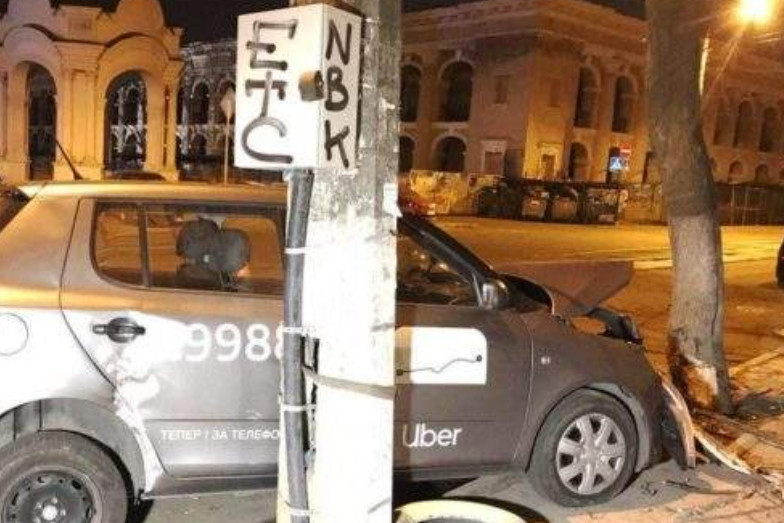 На скорости врезался в дерево: в Киеве таксист заснул за рулем
