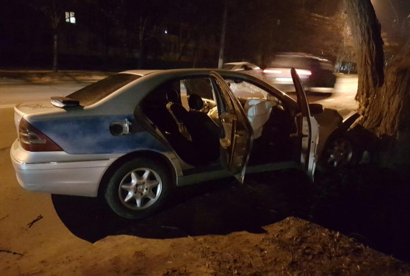 Смертельное ДТП в Одессе: Mercedes снес пешехода и врезался в дерево