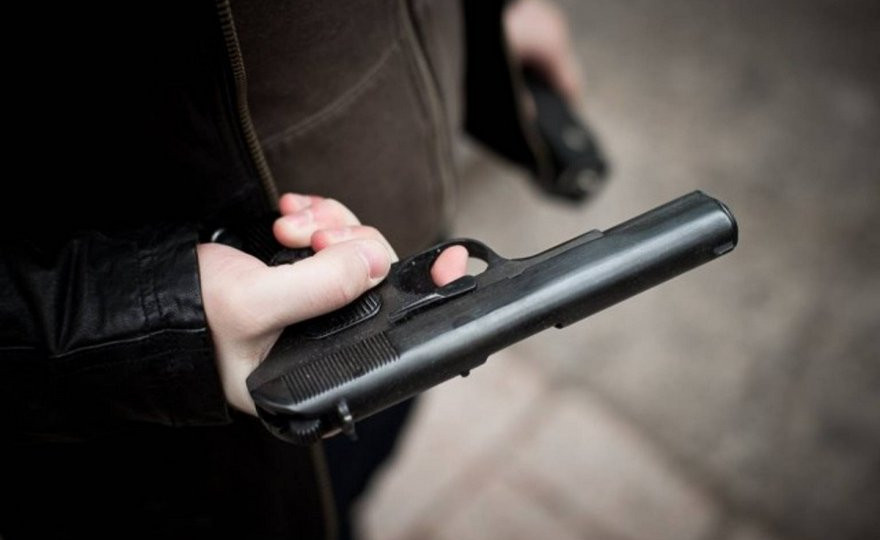 В Киеве мужчина нападал с пистолетом на людей: есть подробности