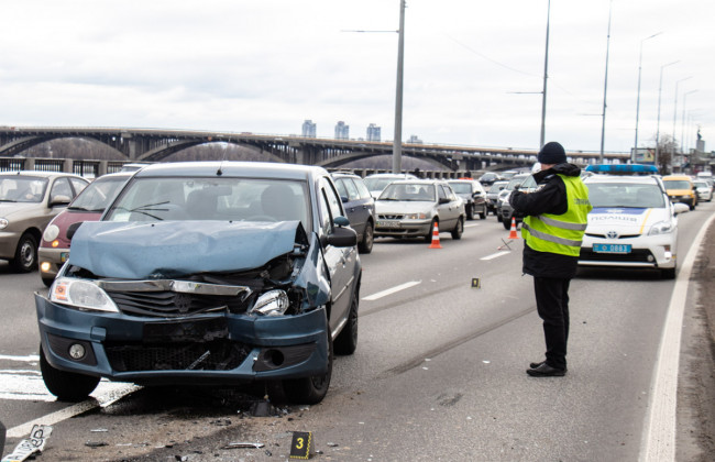 Пьяное ДТП в Киеве: на Набережном шоссе две легковушки столкнулись лоб в лоб