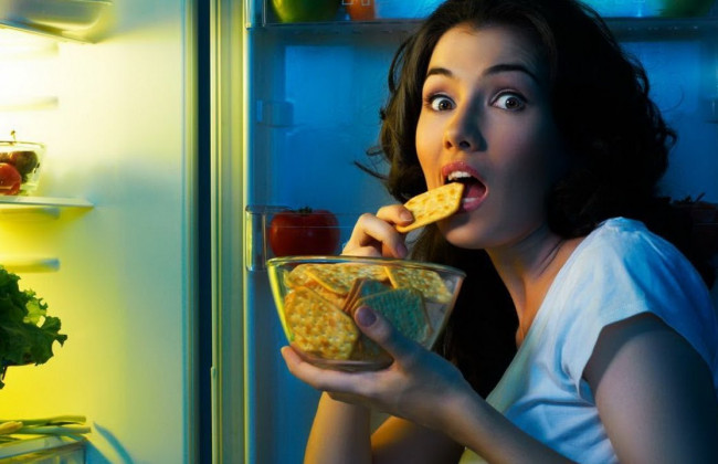 Эти продукты вызывают бессонницу: что нельзя есть перед сном