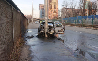 В Киеве Renault влетел в столб и загорелся: автомобиль выгорел полностью