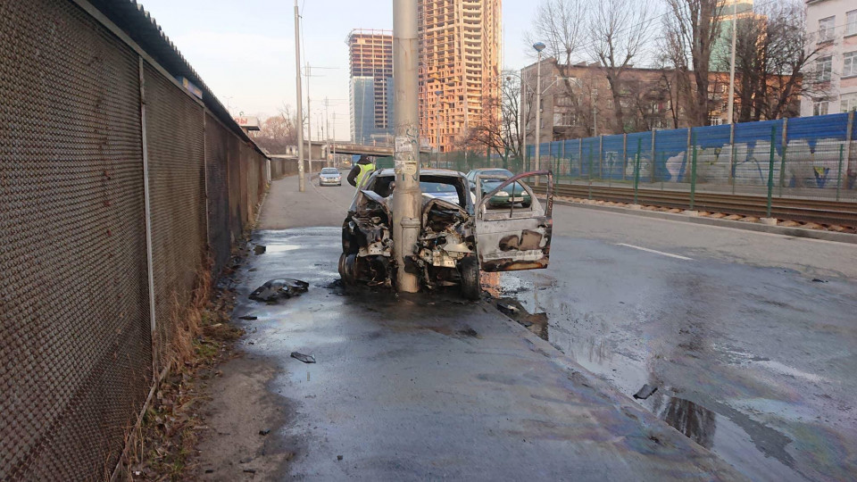 В Киеве Renault влетел в столб и загорелся: автомобиль выгорел полностью