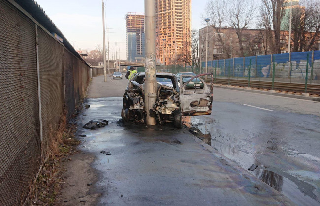 В Киеве Renault влетел в столб и загорелся: автомобиль выгорел полностью