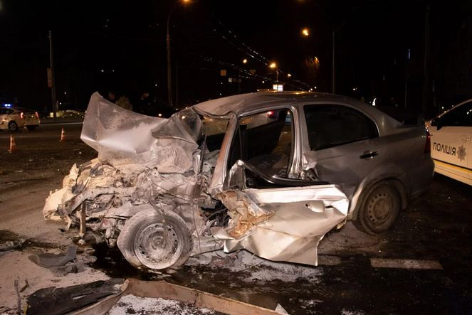 В Киеве столкнулись три легковушки и маршрутка: одна из машин загорелась