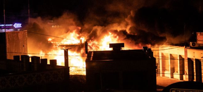 Выгорели дотла: на Демеевском рынке вспыхнули магазин и кофейня