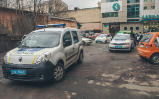 Киевлянин вскрыл себе шею лезвием в центре столицы: подозревают суцицид