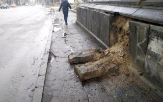 Еще один мост в Киеве «трещит по швам»