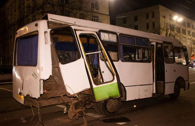 Снесло крышу и повырывало колеса: в Киеве произошло масштабное ДТП с маршруткой