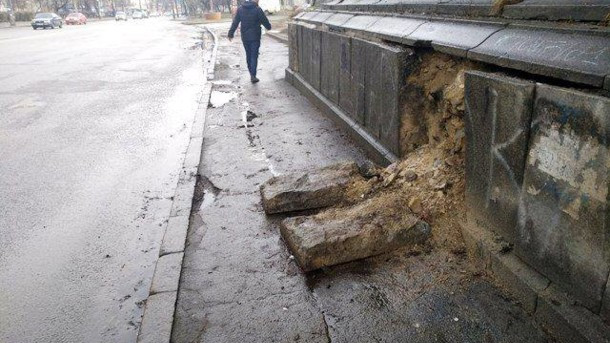 Еще один мост в Киеве «трещит по швам»