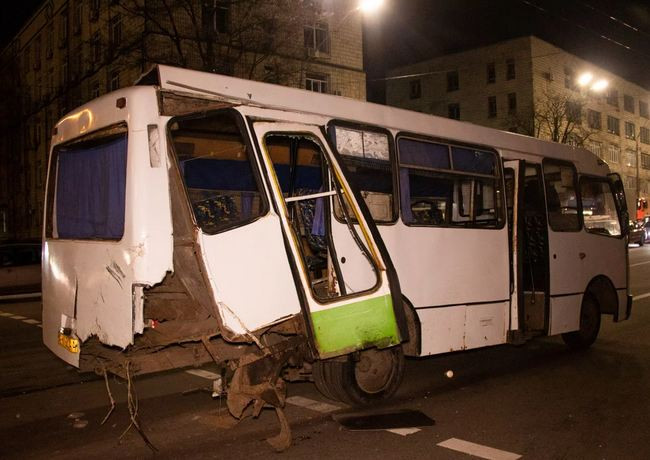 Снесло крышу и повырывало колеса: в Киеве произошло масштабное ДТП с маршруткой