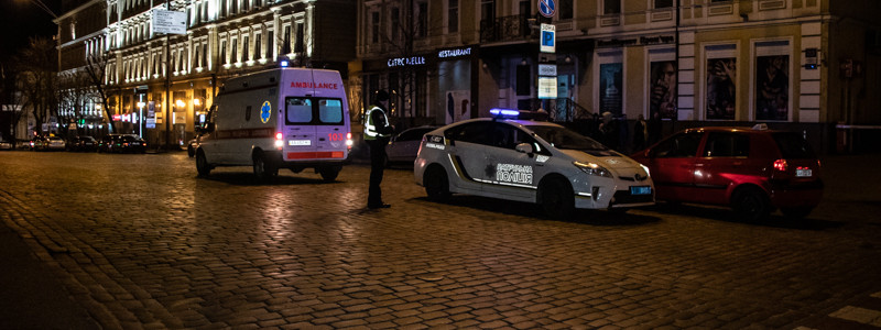 В Киеве такси на скорости снесло девушку на пешеходном переходе