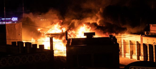Выгорели дотла: на Демеевском рынке вспыхнули магазин и кофейня
