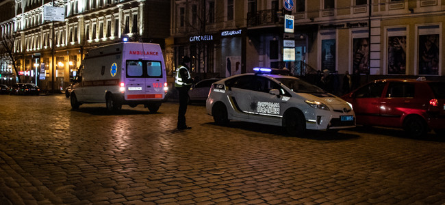 В Киеве такси на скорости снесло девушку на пешеходном переходе