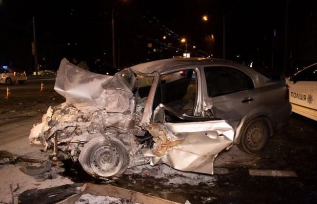 В Киеве столкнулись три легковушки и маршрутка: одна из машин загорелась