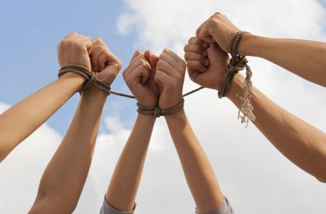 Продавали украинок в рабство: копы задержали торговцев людьми в Харькове