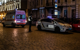 В Киеве такси на скорости снесло девушку на пешеходном переходе