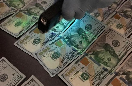 Погорели на взятке: двух оперуполномоченных задержали в Хмельницкой области