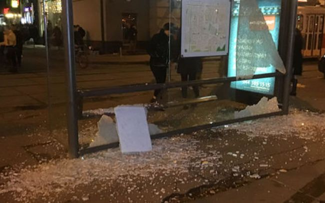 Вандалы разгромили остановку в самом центре Киева