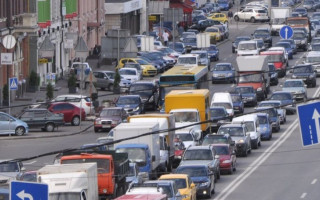 Киев сковали 7-бальные пробки: какие улицы и мосты лучше избегать