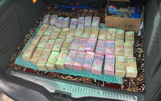 2,5 миллиона наличными: в Ровненской области разоблачили схему подкупа избирателей