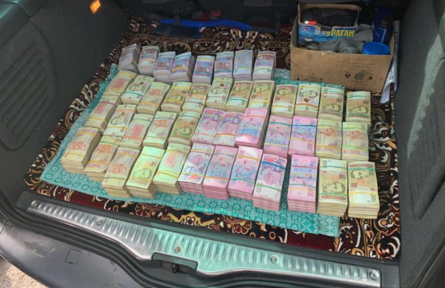 2,5 миллиона наличными: в Ровненской области разоблачили схему подкупа избирателей