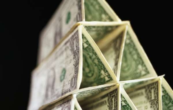 Багато грошей та золота: фінансову піраміду «накрили» в Україні
