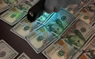 Погорели на взятке: двух оперуполномоченных задержали в Хмельницкой области