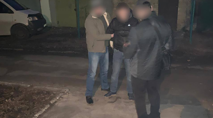 Збували наркотики: на Луганщині затримали зухвалих поліцейських