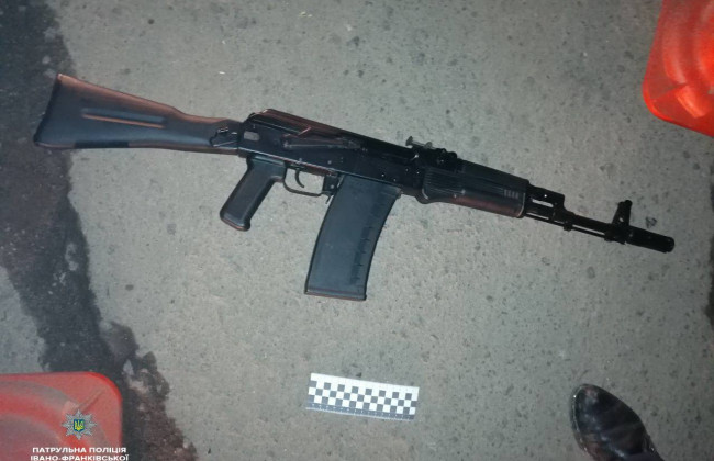 Разгуливал с автоматом: пьяного мужчину задержали в Ивано-Франковске