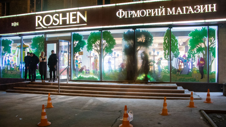 Поджог Roshen: в витрину столичного магазина бросили коктейль Молотова