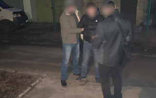 Збували наркотики: на Луганщині затримали зухвалих поліцейських