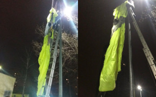 Неудачное приземление: парашютист-экстремал повис на столбе в Киеве