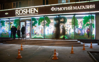 Поджог Roshen: в витрину столичного магазина бросили коктейль Молотова