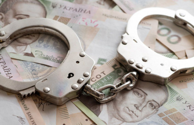 Пыталась «отмазать» сына: в Мариуполе полицейские требовали взятку от женщины