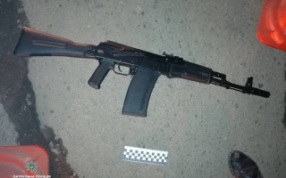 Разгуливал с автоматом: пьяного мужчину задержали в Ивано-Франковске