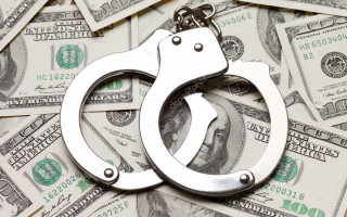 Пропонували хабар прокурору: під Києвом затримали двох чоловіків