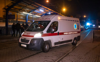 Лежал в луже крови: в Киеве обнаружили раненого мужчину
