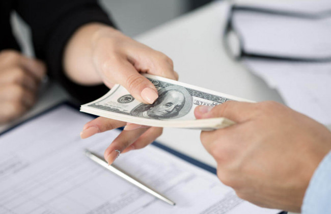 Выдавала фиктивные справки о погашении кредита: работница банка обманула 33 клиента