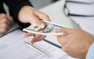 Выдавала фиктивные справки о погашении кредита: работница банка обманула 33 клиента