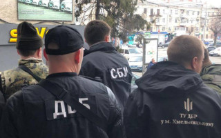 Обіцяв не помічати незаконного обігу наркотиків: ДБР затримало дільничного офіцера