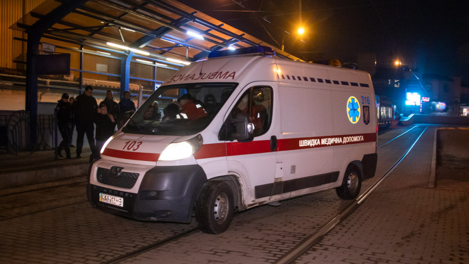 Лежал в луже крови: в Киеве обнаружили раненого мужчину