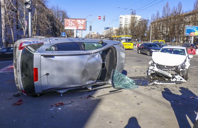 Пострадали три человека: в Киеве случилось ДТП с двумя такси