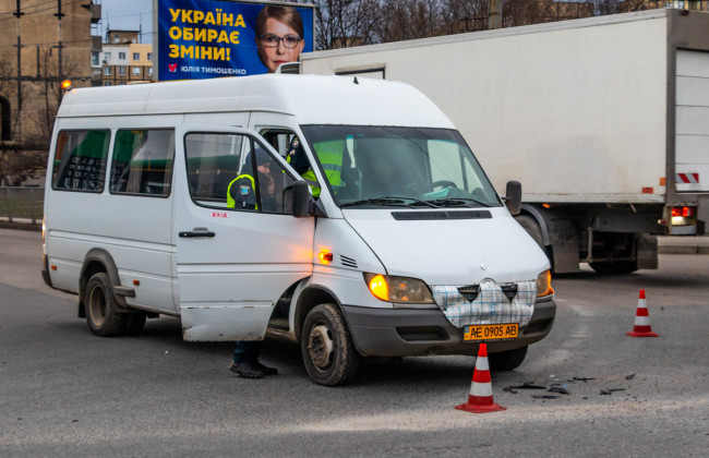В Днепре маршрутка с пассажирами влетела в Москвич: есть пострадавшие