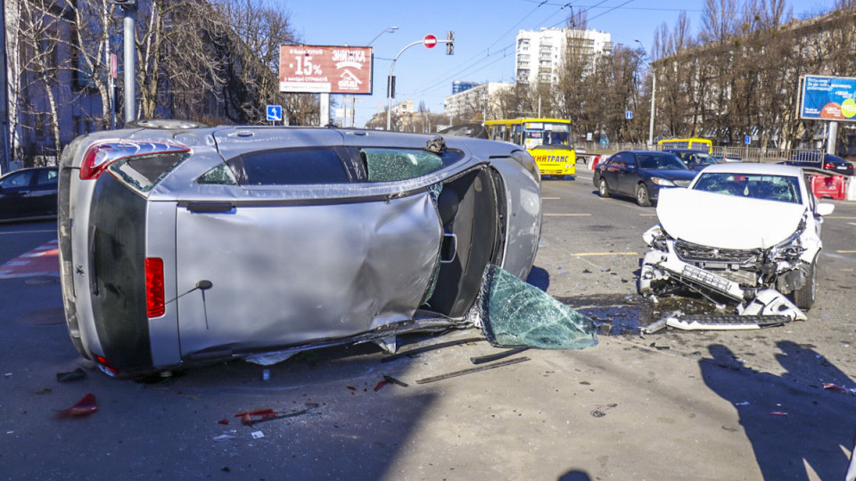Пострадали три человека: в Киеве случилось ДТП с двумя такси