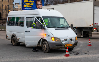 В Днепре маршрутка с пассажирами влетела в Москвич: есть пострадавшие
